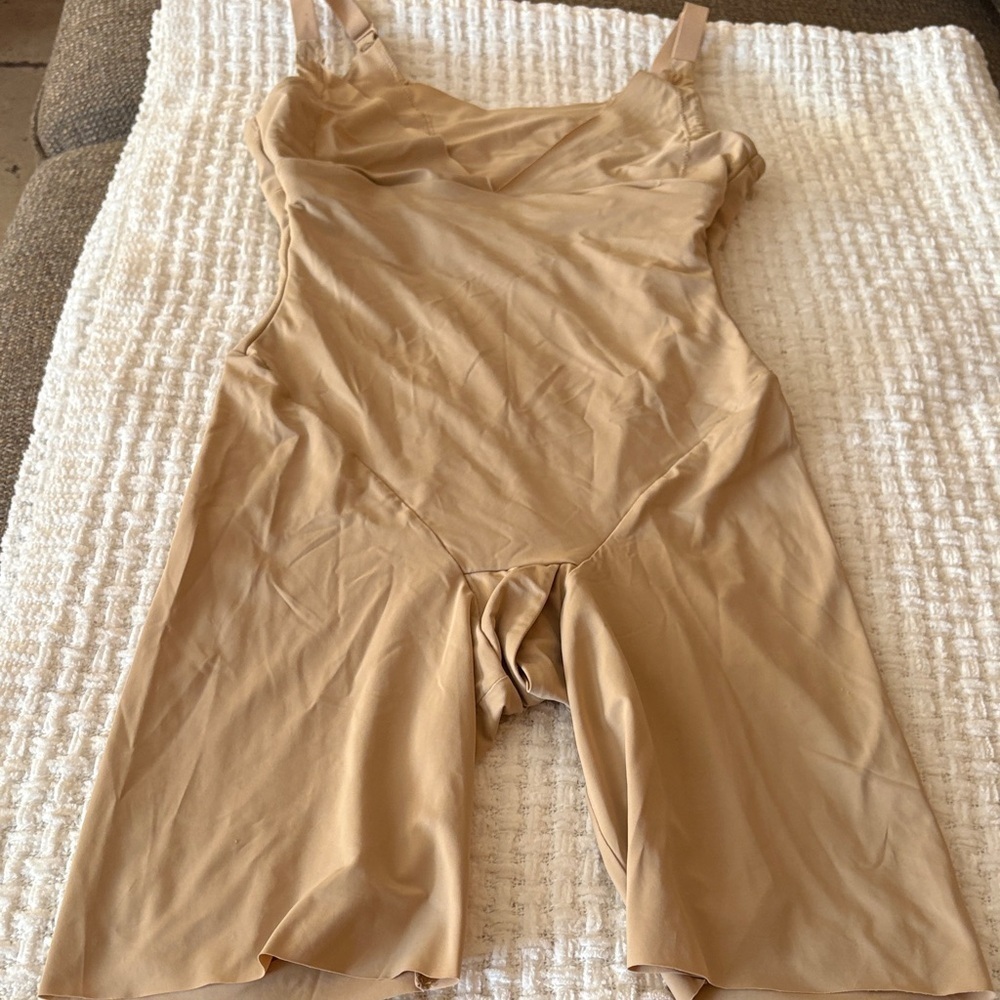 BNWOT Seamless Tan Shapewear Bodysuit by Maidenform